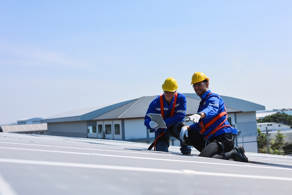 Two,Caucasian,Engineers,Are,Talking,To,Solve,Solar,Panel,Malfunction.